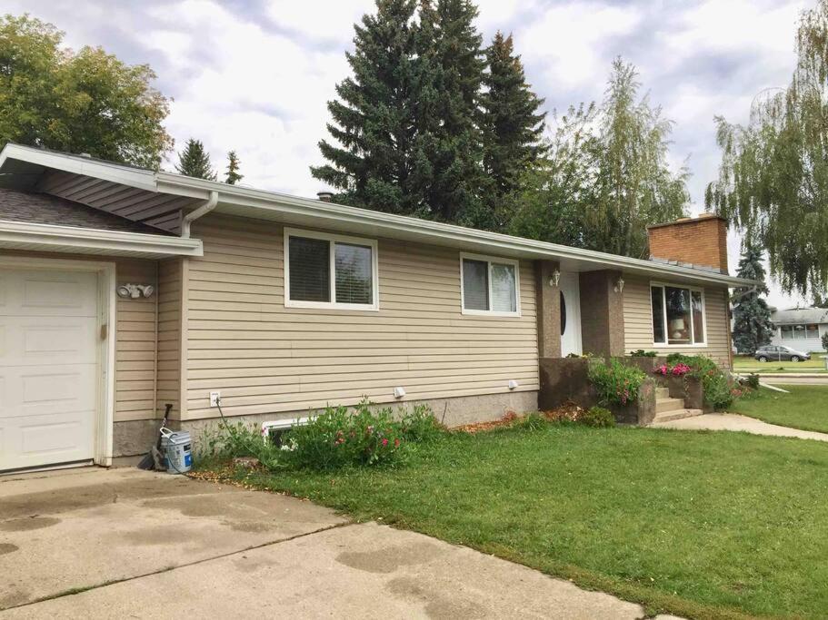 Suitetrails - 6 Bedroom Vacation House Close to Southgate Mall Welcomes You