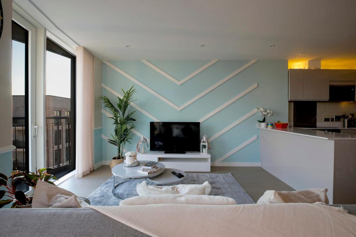 Amazing London City Skyline View & Transport Links - Housity