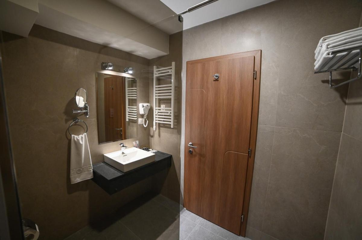 Suitetrails - Glorius Hotel