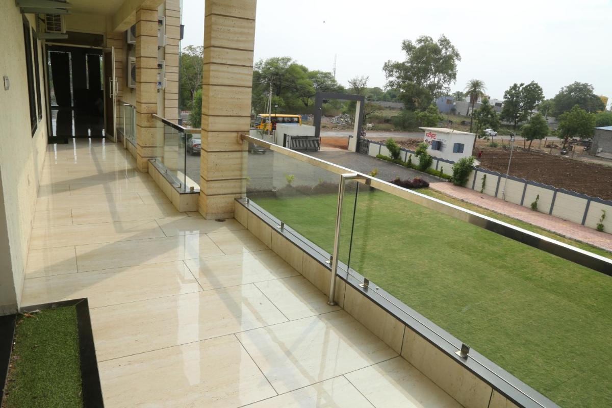 Hotel & Resort Shrestha Paradise by Room Lello - Housity