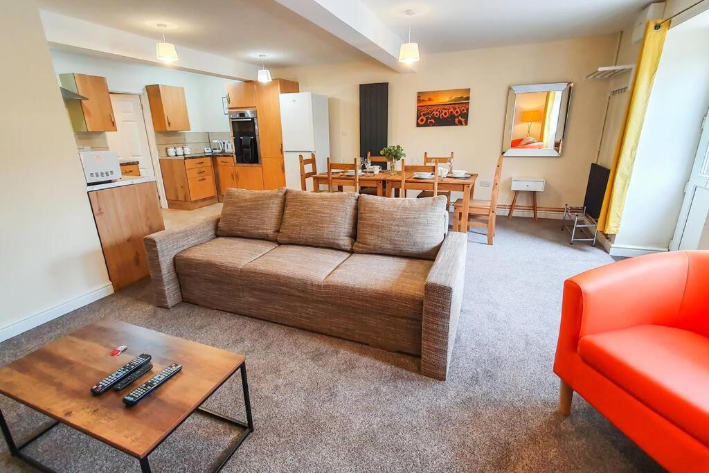 113 d Yellow Sunflower Contractors 2 bed Pets - Housity