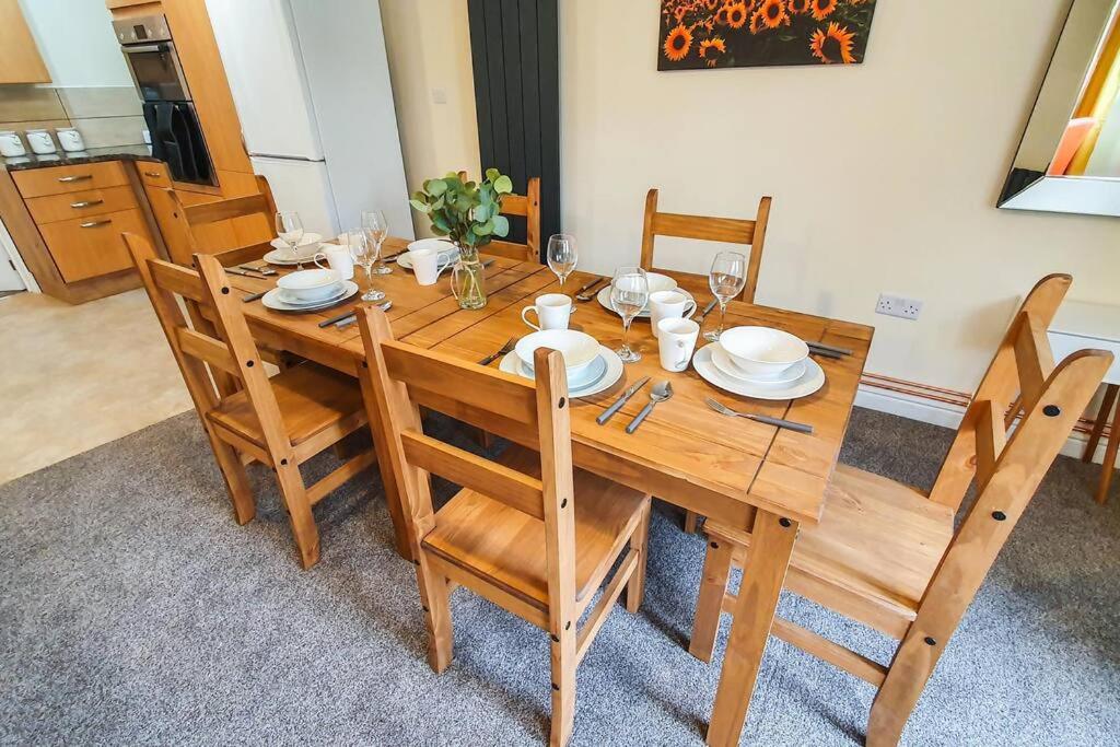 113 d Yellow Sunflower Contractors 2 bed Pets - Housity