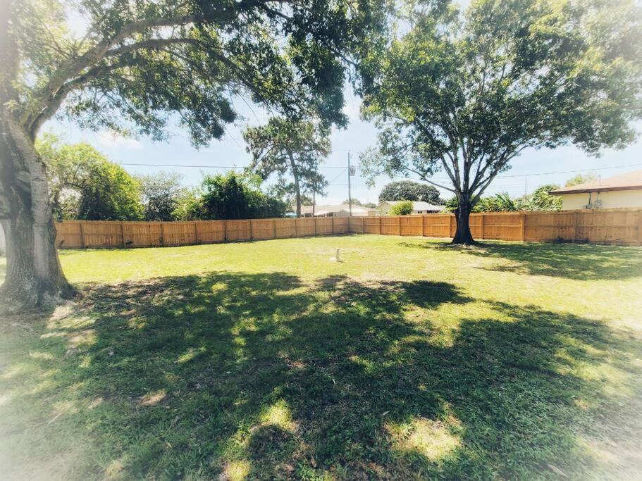 New! Relax & Retreat! House with massage chair near beaches, airport, highways & restaurants - Housity