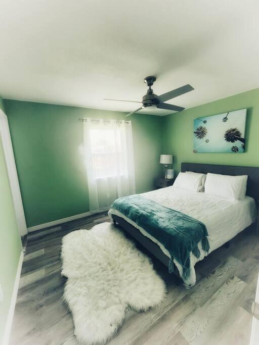 New! Relax & Retreat! House with massage chair near beaches, airport, highways & restaurants - Housity