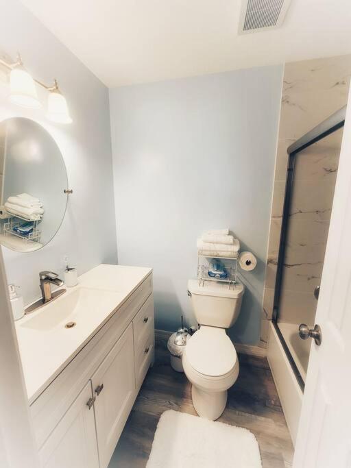 New! Relax & Retreat! House with massage chair near beaches, airport, highways & restaurants - Housity