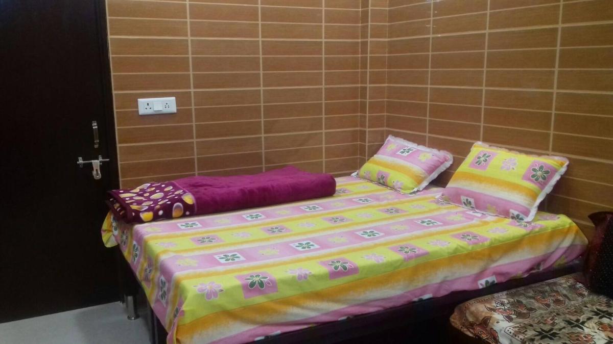 Suitetrails - Posh, Nice Foreigner Area Lajpat Ngar Luxury Room