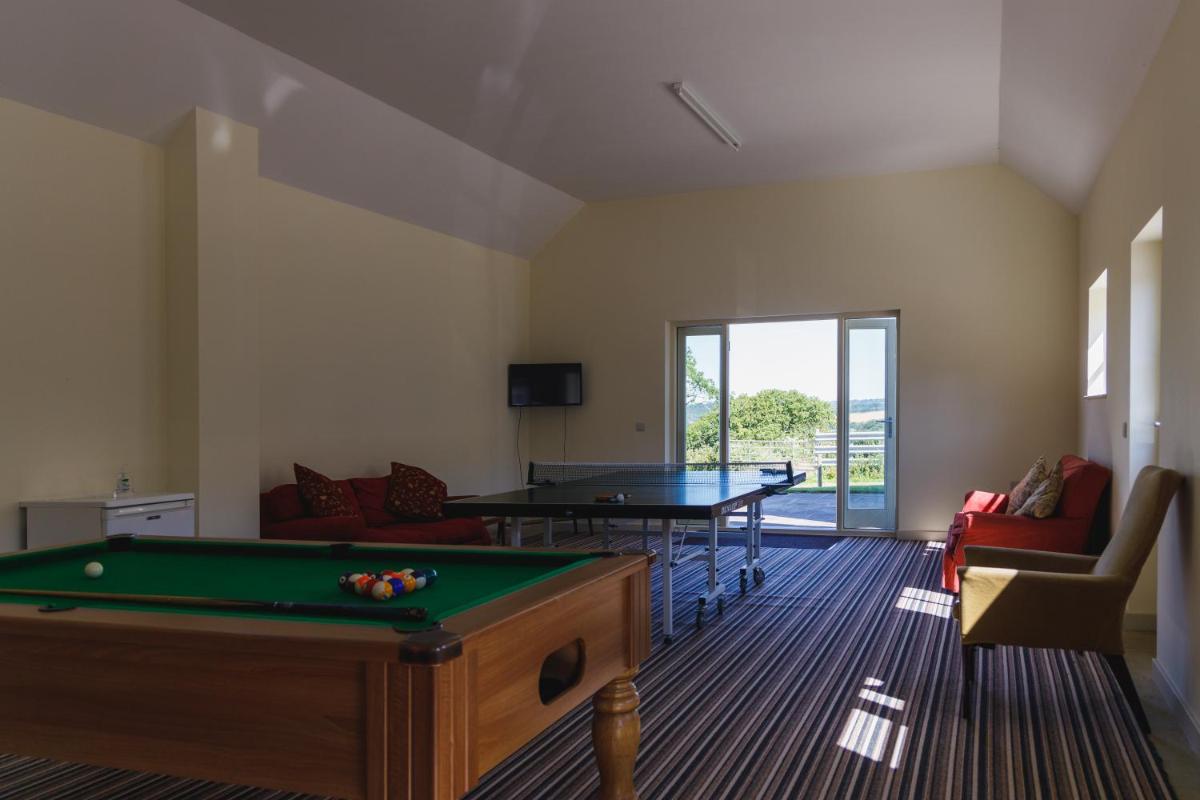Broomhill Stables - Housity