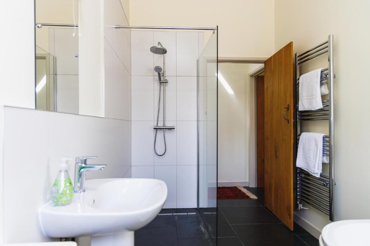 Broomhill Stables - Housity