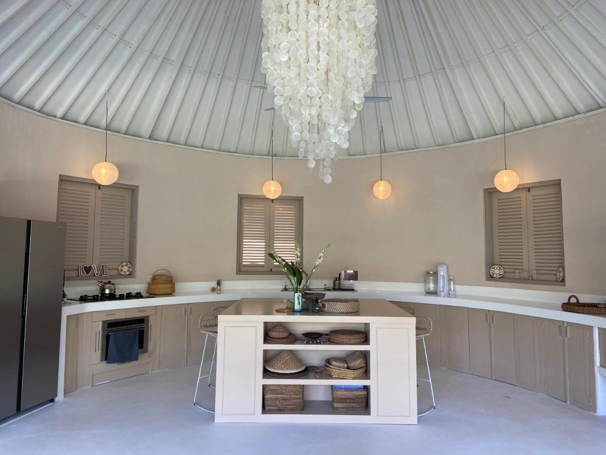 Suitetrails - Beautiful 4 Bedrooms in Umalas : Villa Yogan
