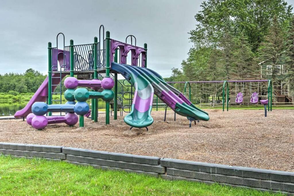 New! Streamside house w/waterfall, lake/beach/pool - Housity