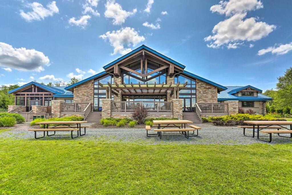 New! Streamside house w/waterfall, lake/beach/pool - Housity