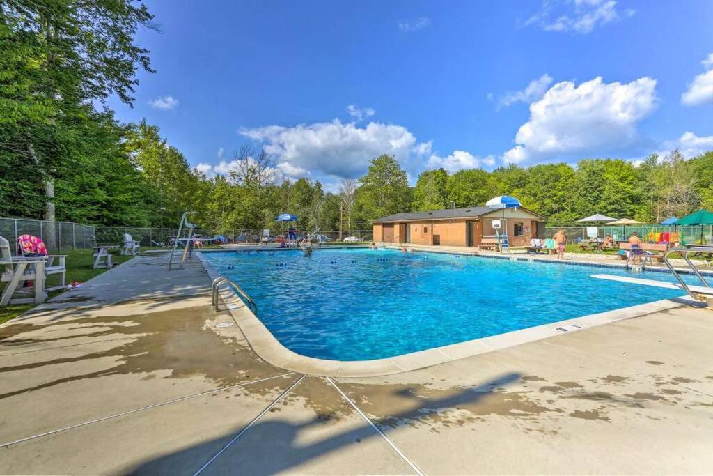 New! Streamside house w/waterfall, lake/beach/pool - Housity
