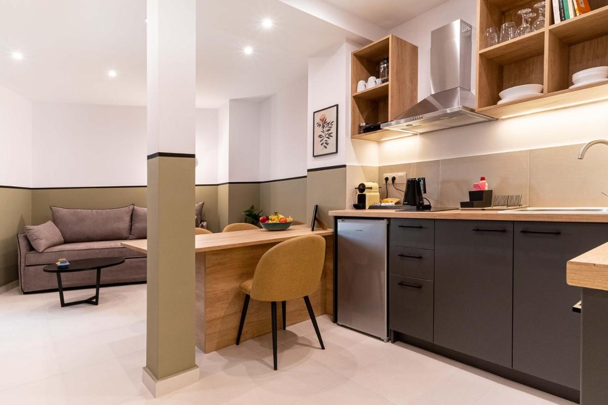 Suitetrails - Mar25 by Smart Cozy Suites - In the heart of Athens - 9 minutes from metro - Available 24hr