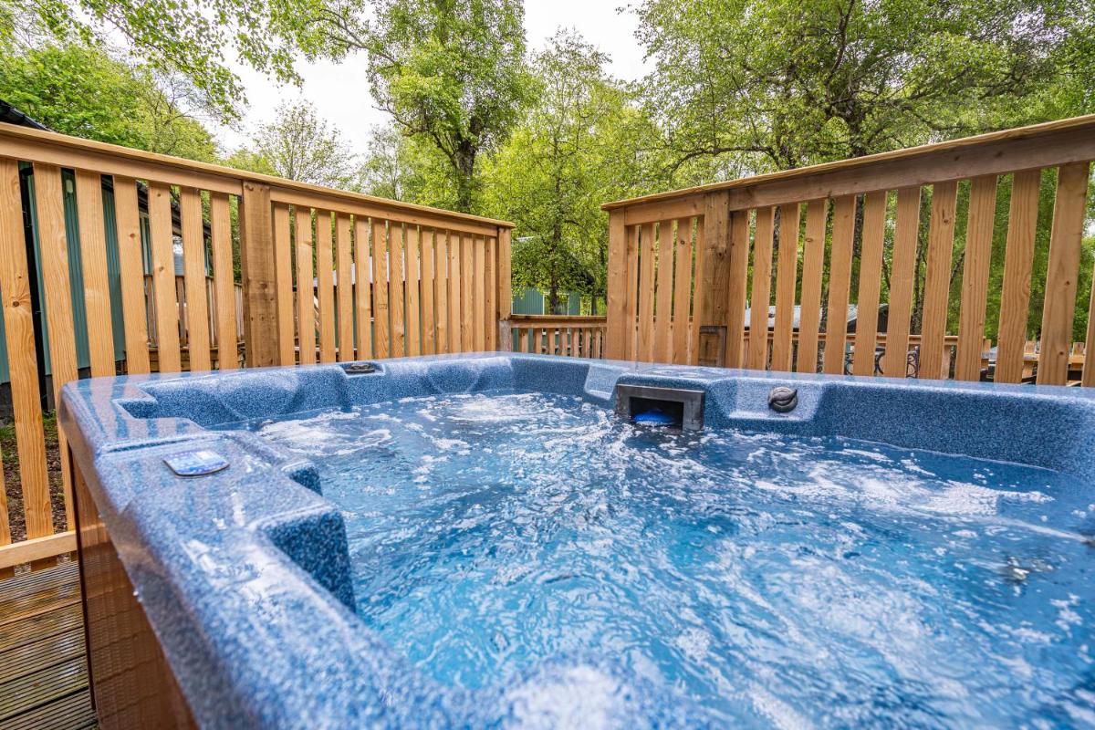 Bracken Lodge 7 with Hot Tub - Housity