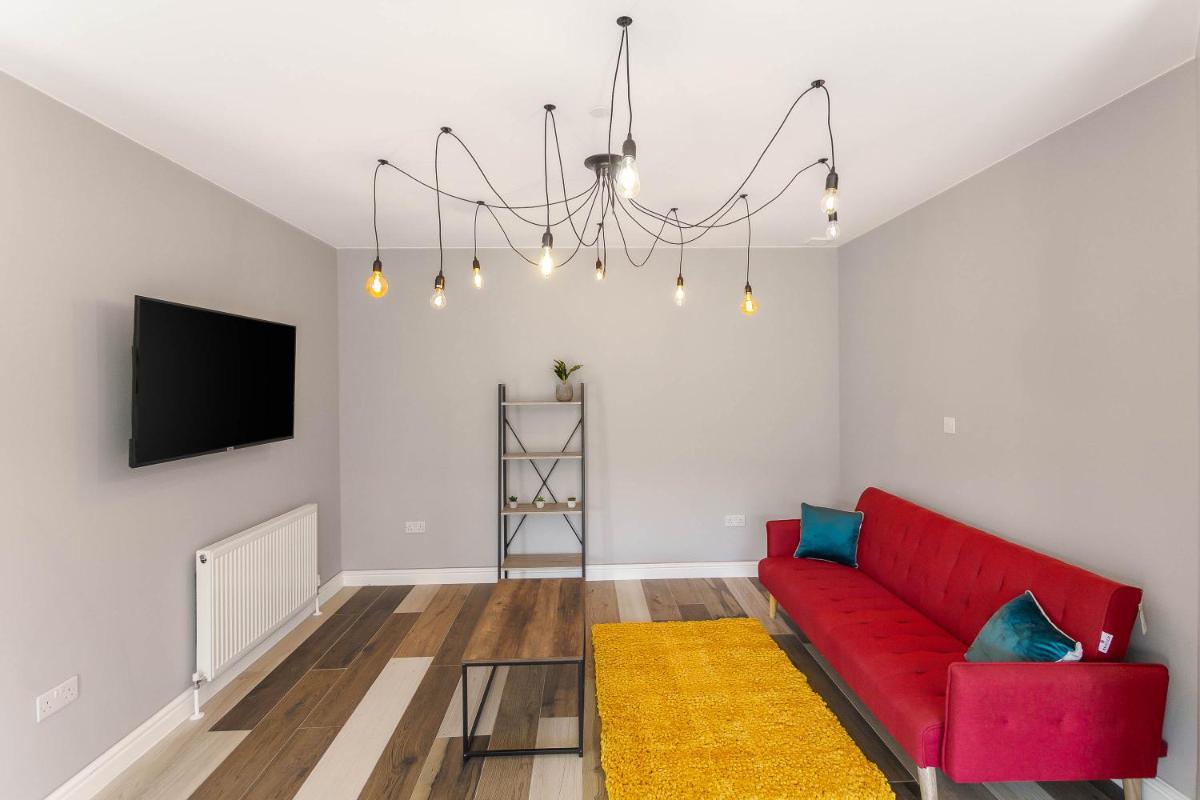 Spacious and Modern Mountain View Apartment - Housity