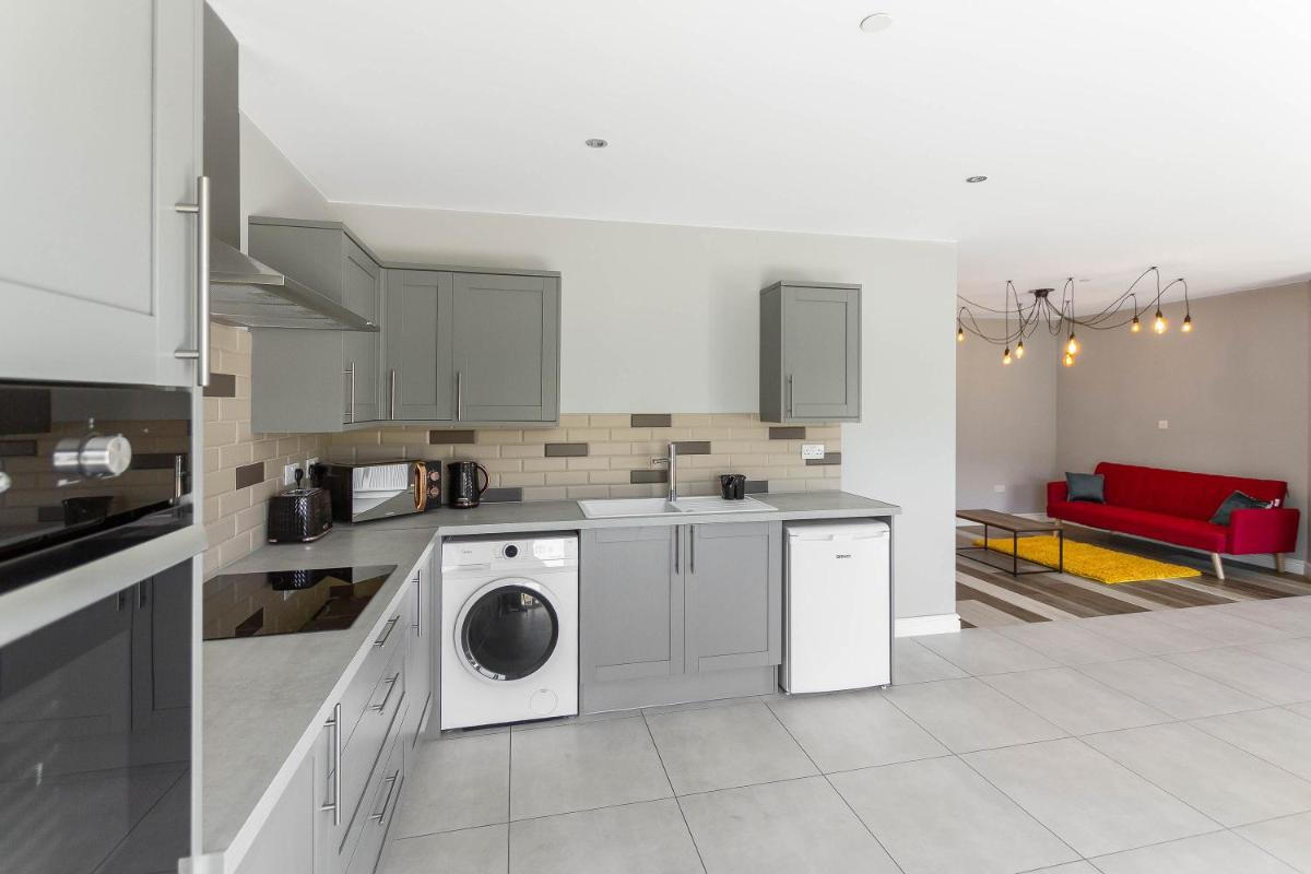 Spacious and Modern Mountain View Apartment - Housity