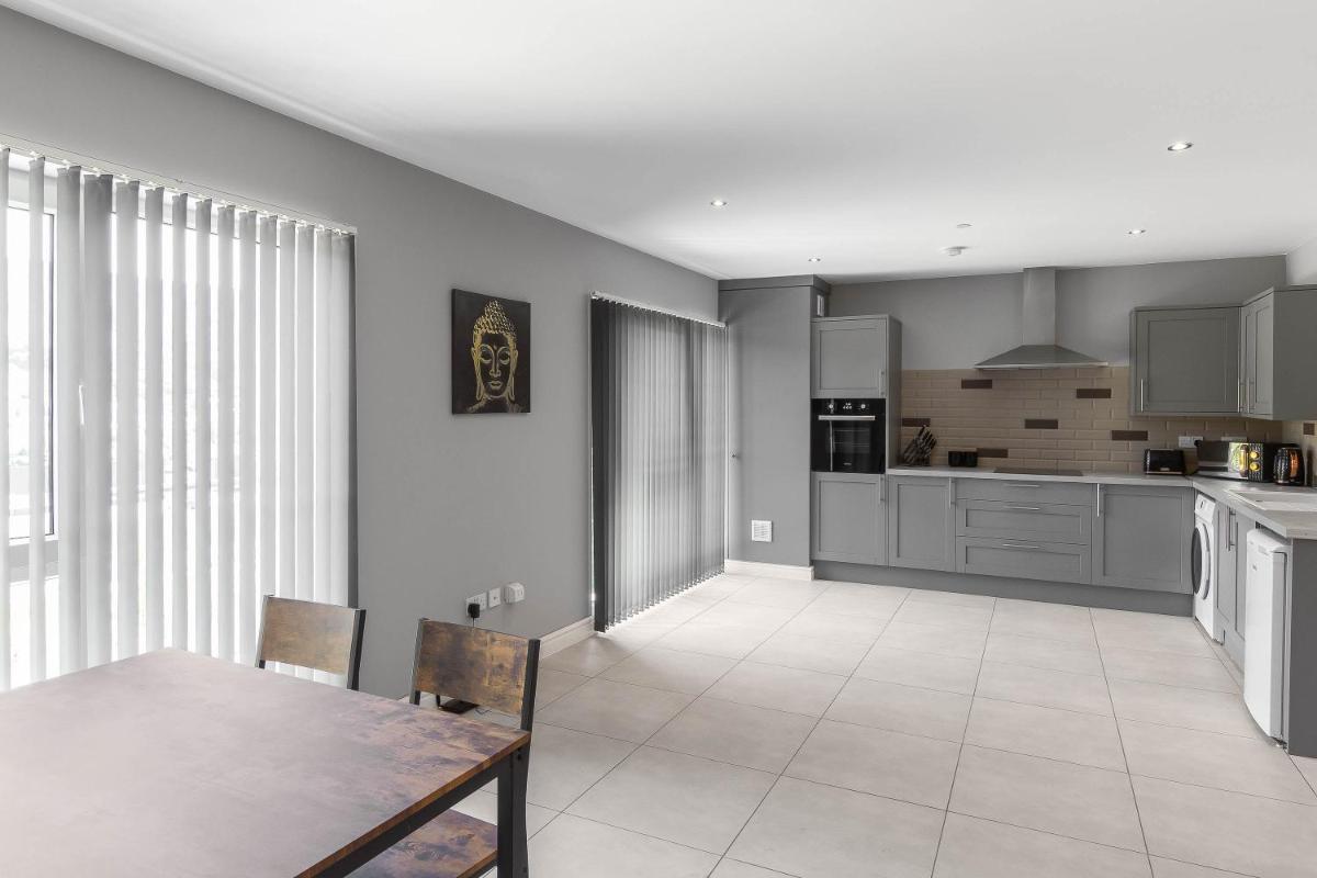 Spacious and Modern Mountain View Apartment - Housity