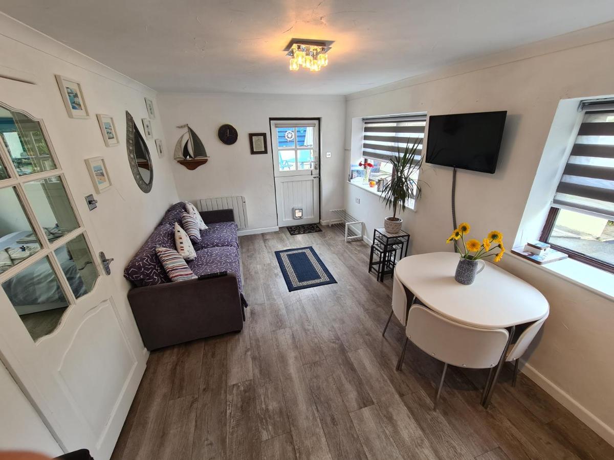 Knobbly Nook, whole property, gardens, parking, wifi, relaxing near Eden Project and coast - Housity