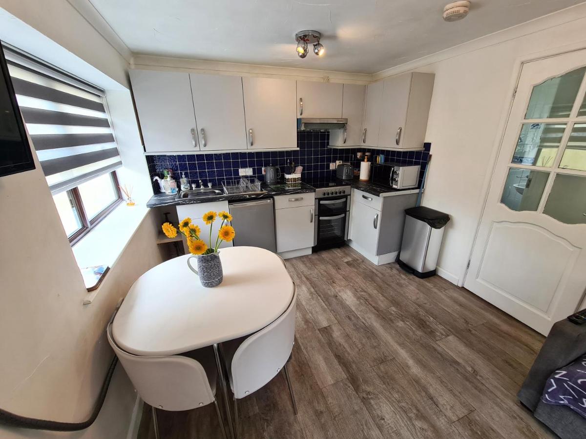 Knobbly Nook, whole property, gardens, parking, wifi, relaxing near Eden Project and coast - Housity