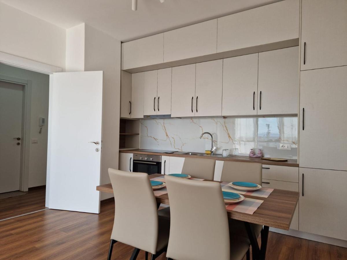 Suitetrails - Red & White Palace Apartment