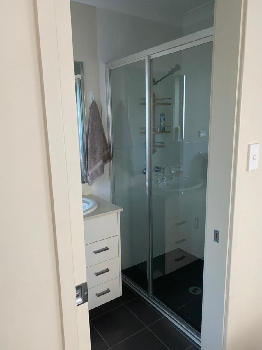 Private room with ensuite and parking close to Wollongong CBD - Housity