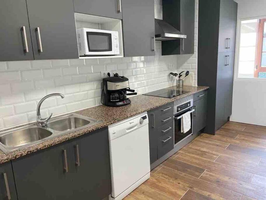 Suitetrails - Piso 3 habitaciones, centro de Colombres hasta 8 personas