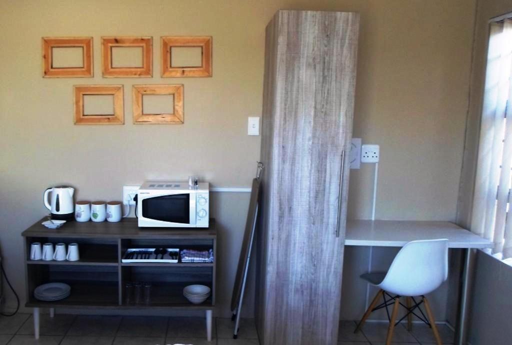 Suitetrails - Cenikma Guest Suites - Couples Room