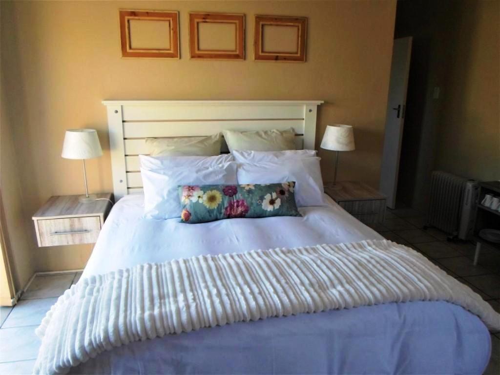 Suitetrails - Cenikma Guest Suites - Couples Room