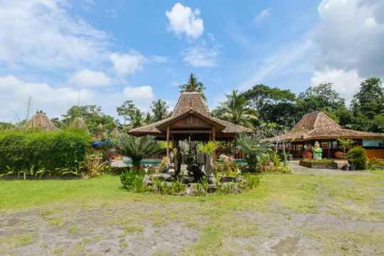 Villa Riverisde Kalijeruk - Housity