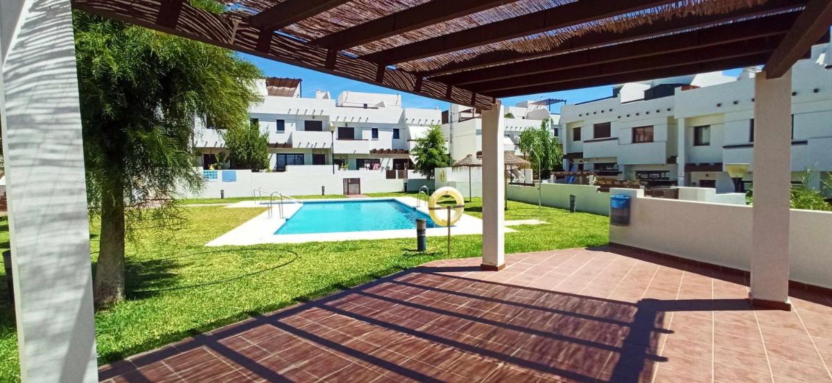 Chalet con Piscina y BBQ en la Playa - Housity