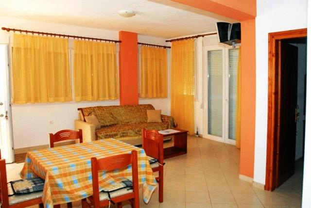 Suitetrails - Avra Apartments