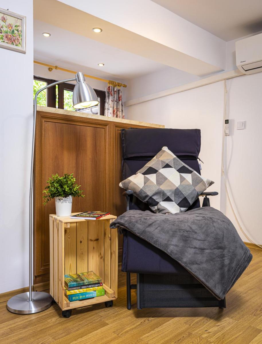 Suitetrails - Peaceful Riverside Studio with private Patio Garden Center