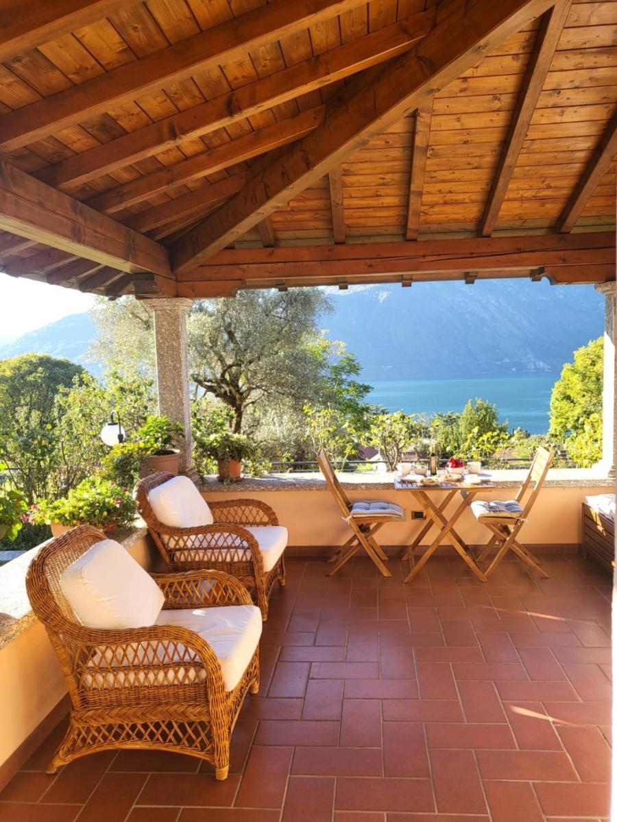Suitetrails - Casa Intignano - Camera con bagno e portico vista lago