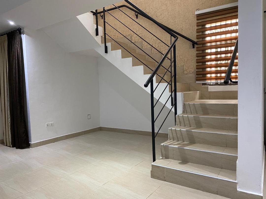 Suitetrails - Executive Four Bedroom Town House @ Osu Ringway