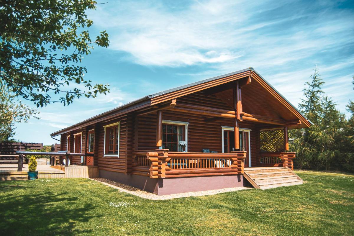 Tomatin - Luxury Two Bedroom Log Cabin with Hot Tub - Housity