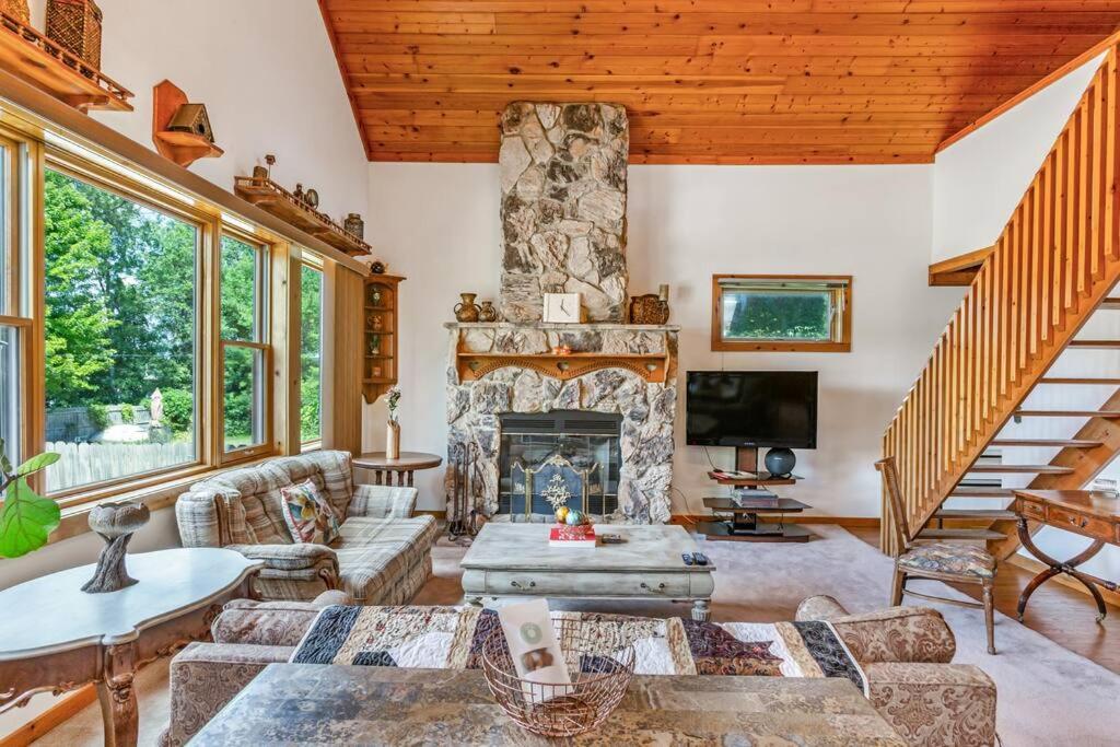 Quaint Riverfront Barn - Housity