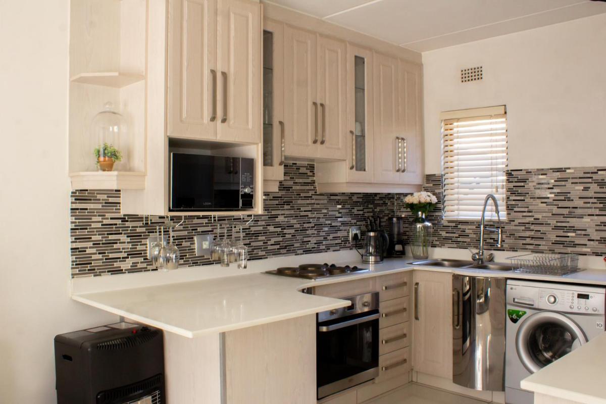 Suitetrails - Beautiful 2 bedroom Apartment near Monte Casino