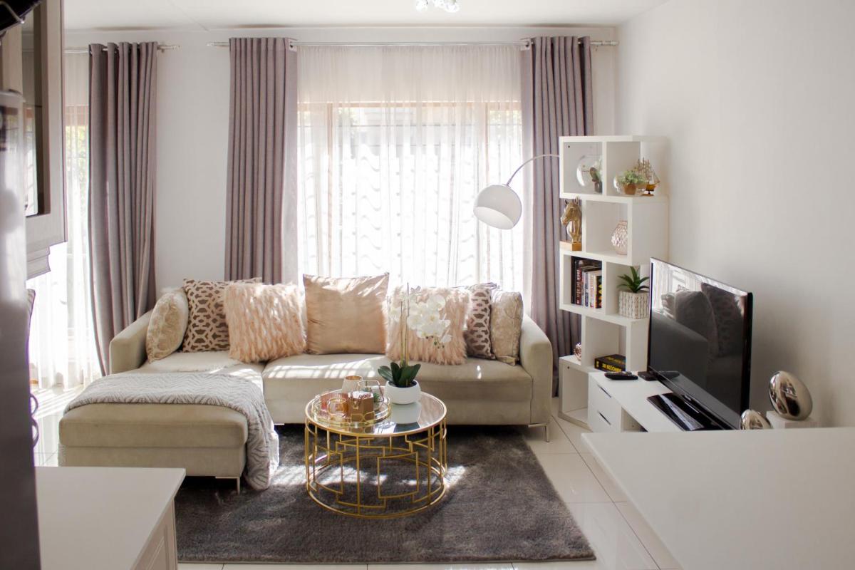 Suitetrails - Beautiful 2 bedroom Apartment near Monte Casino