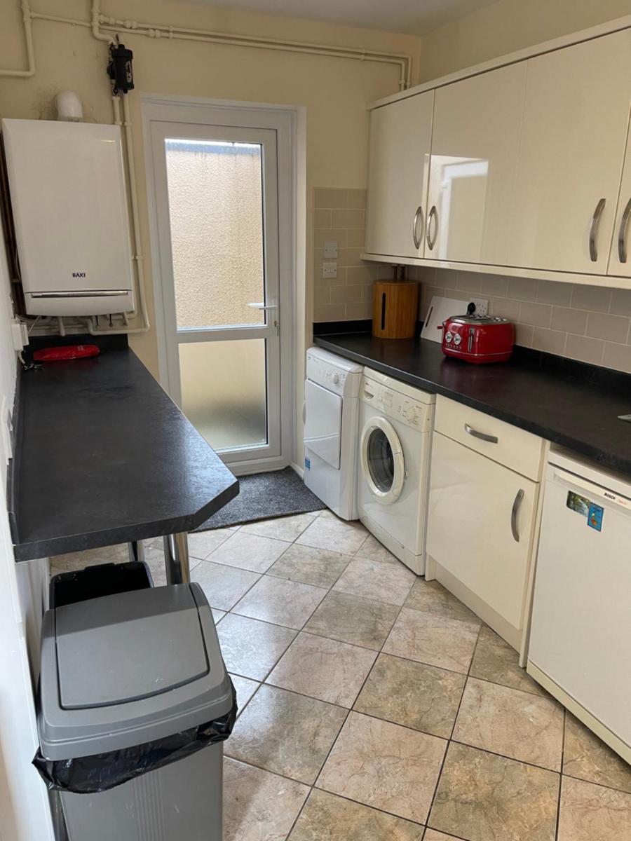 Suitetrails - Spacious 9 bed house in Mansfield Nottinghamshire
