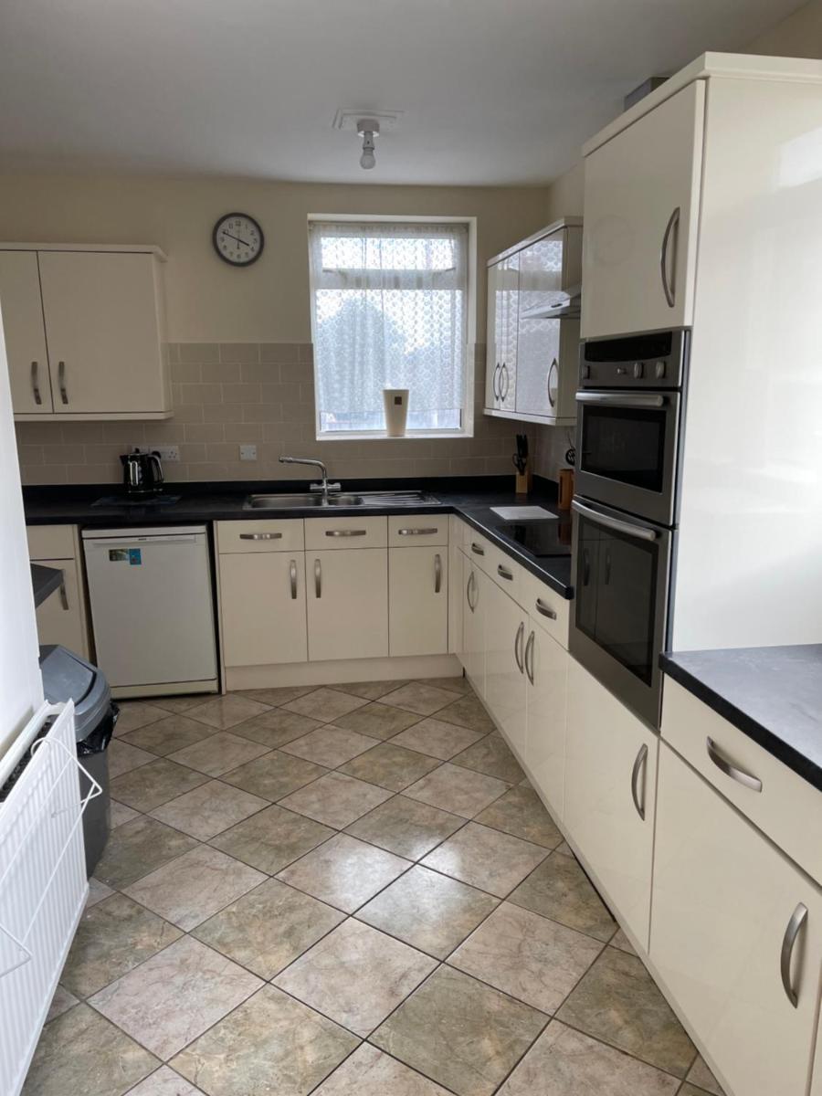 Suitetrails - Spacious 9 bed house in Mansfield Nottinghamshire