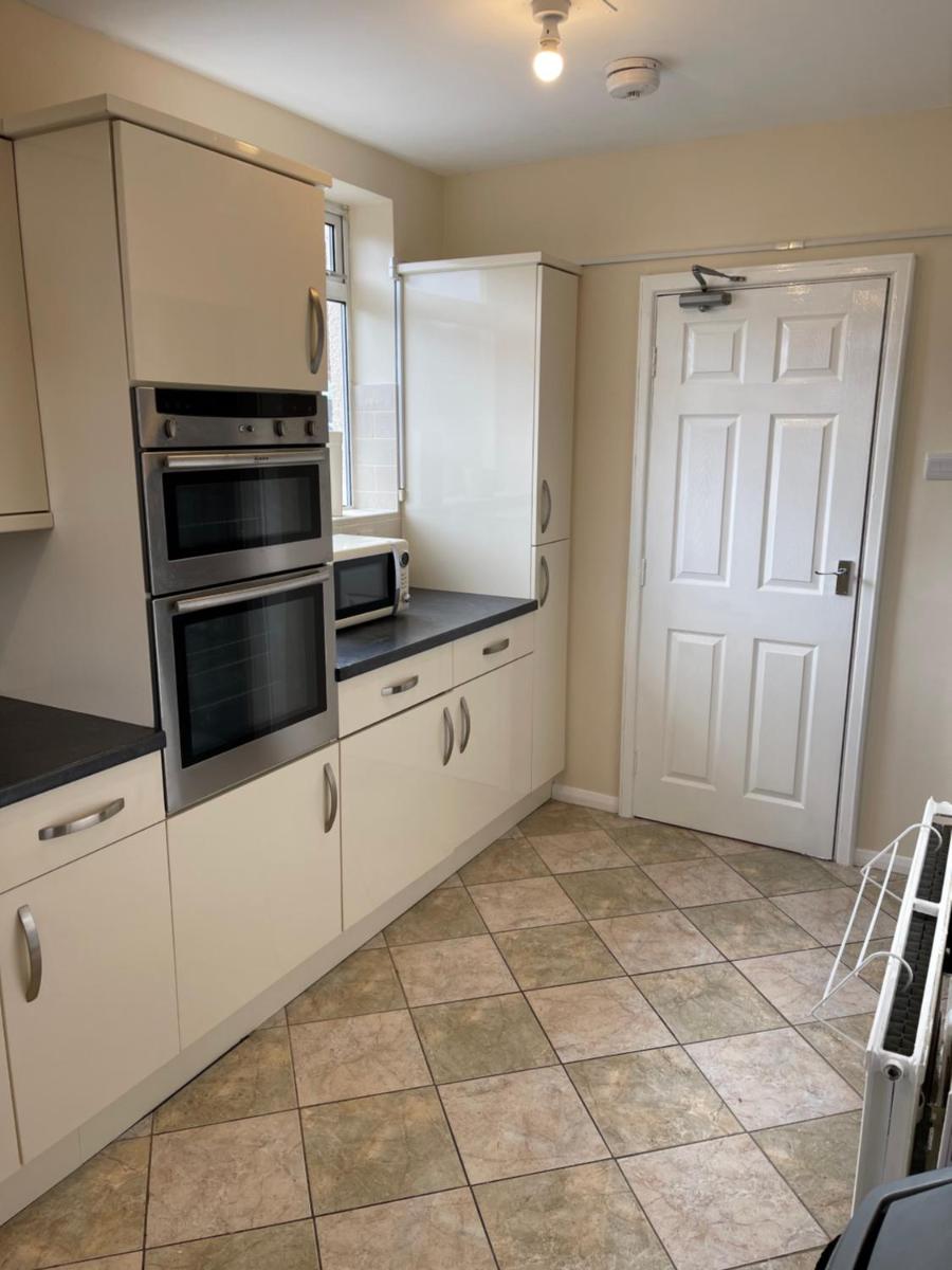 Suitetrails - Spacious 9 bed house in Mansfield Nottinghamshire