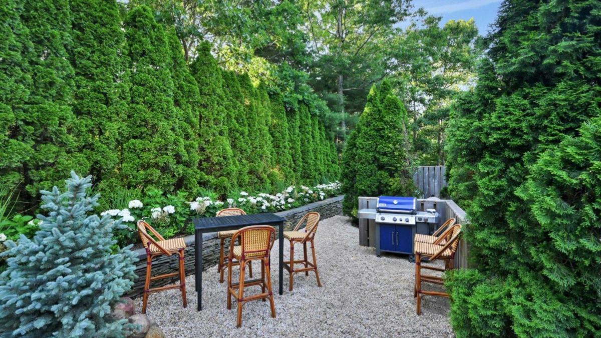 Sammys Beach Stately Retreat - Housity
