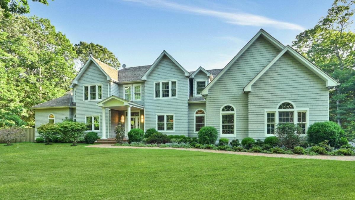 Sammys Beach Stately Retreat - Housity
