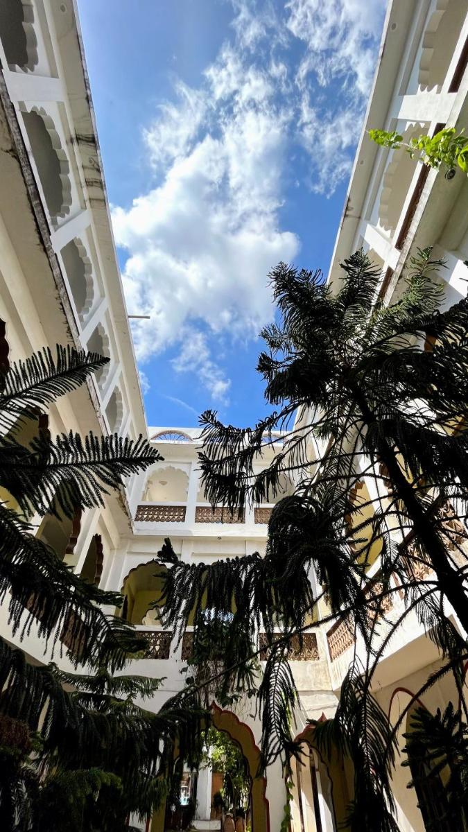 Radhika Palace Hotel - Housity