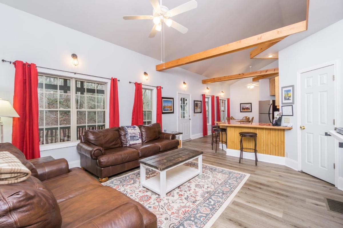 New Listing! Bavarian Cabin - 2 Bedrooms, 8 Minutes to Dahlonega, Hot Tub, Game Room - Housity