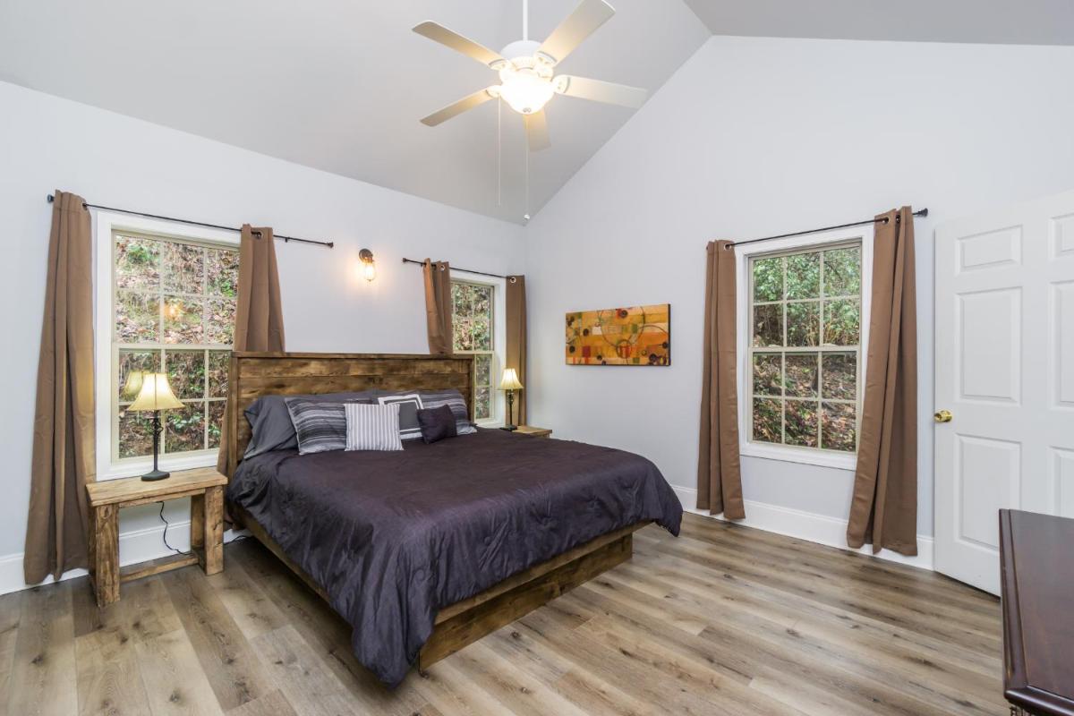 New Listing! Bavarian Cabin - 2 Bedrooms, 8 Minutes to Dahlonega, Hot Tub, Game Room - Housity