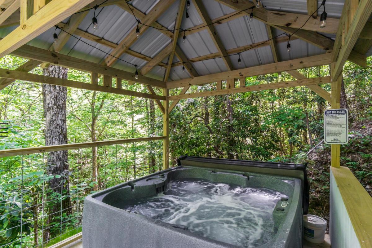 New Listing! Bavarian Cabin - 2 Bedrooms, 8 Minutes to Dahlonega, Hot Tub, Game Room - Housity