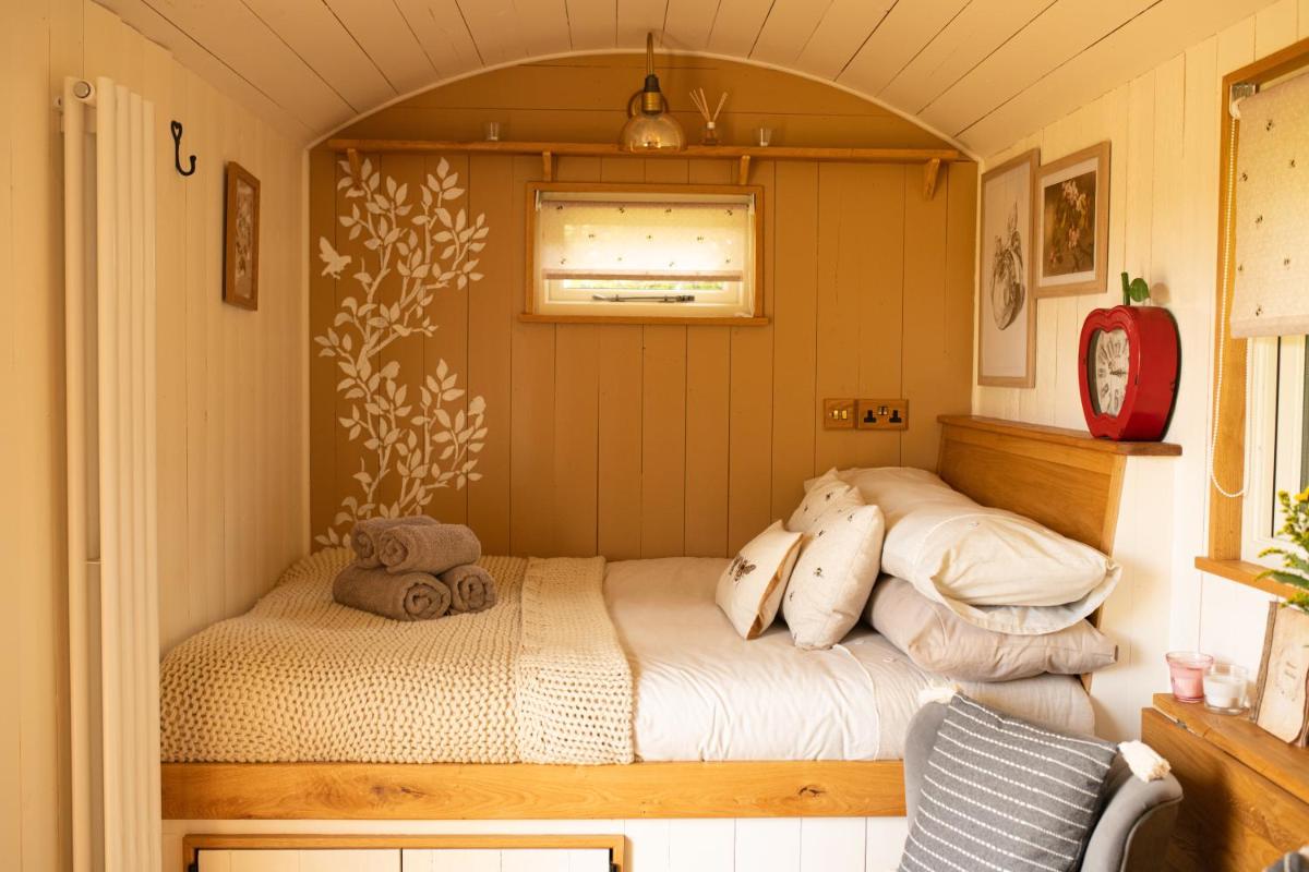 Harrys Hideout - Shepherd's Huts at Harrys Cottages - Housity