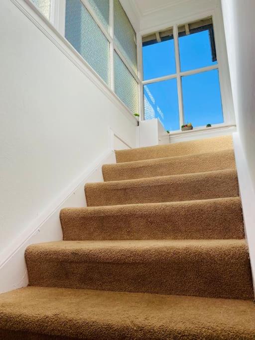 Suitetrails - Lovely 2 bed specious flat with indoor fire place