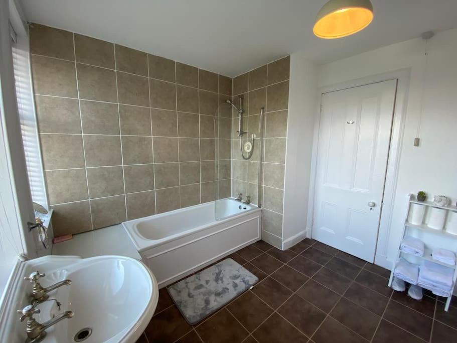 Suitetrails - Lovely 2 bed specious flat with indoor fire place
